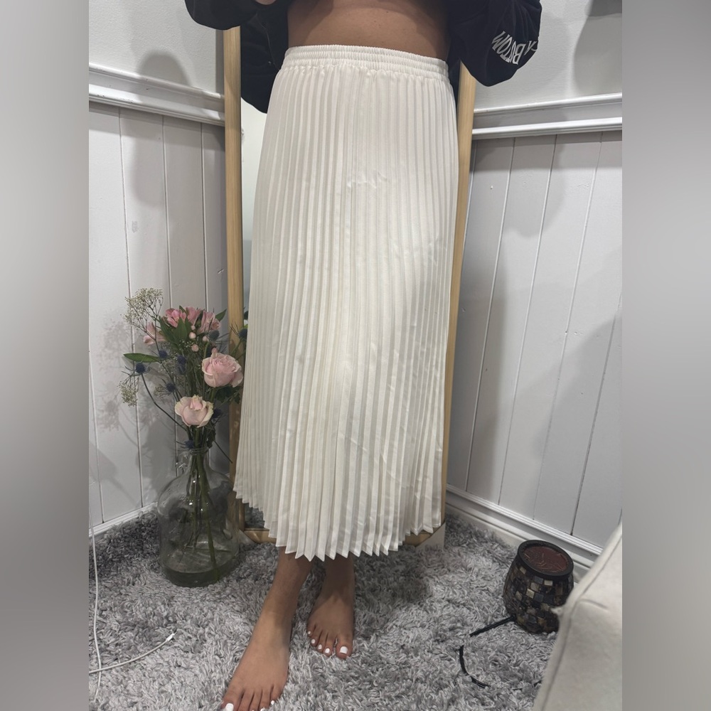 Elegant White Pleated Skirt